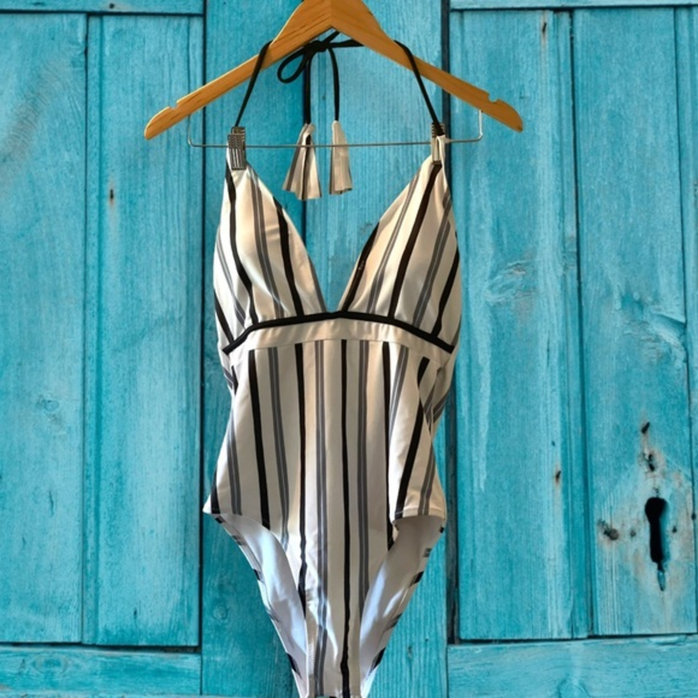 Cupshe swim suit‎ size medium. Never worn.